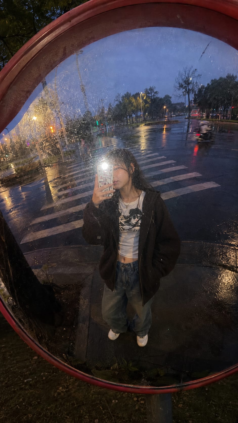 雨夜路口的凸面镜闪光自拍，有点电影感