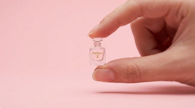 指尖微距：极简广告风产品质感特写