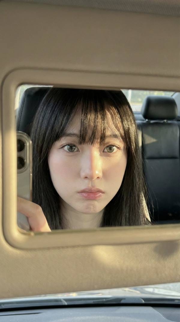 画中画构图：车内化妆镜黄金时刻自拍人像