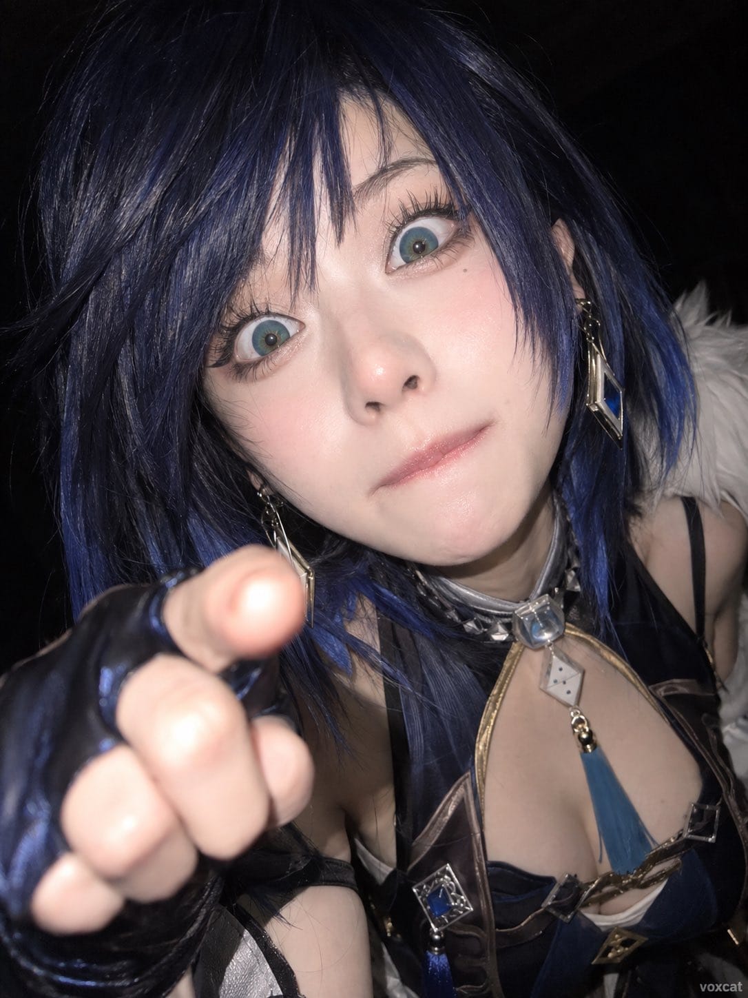 特写手机抓拍人像提示词