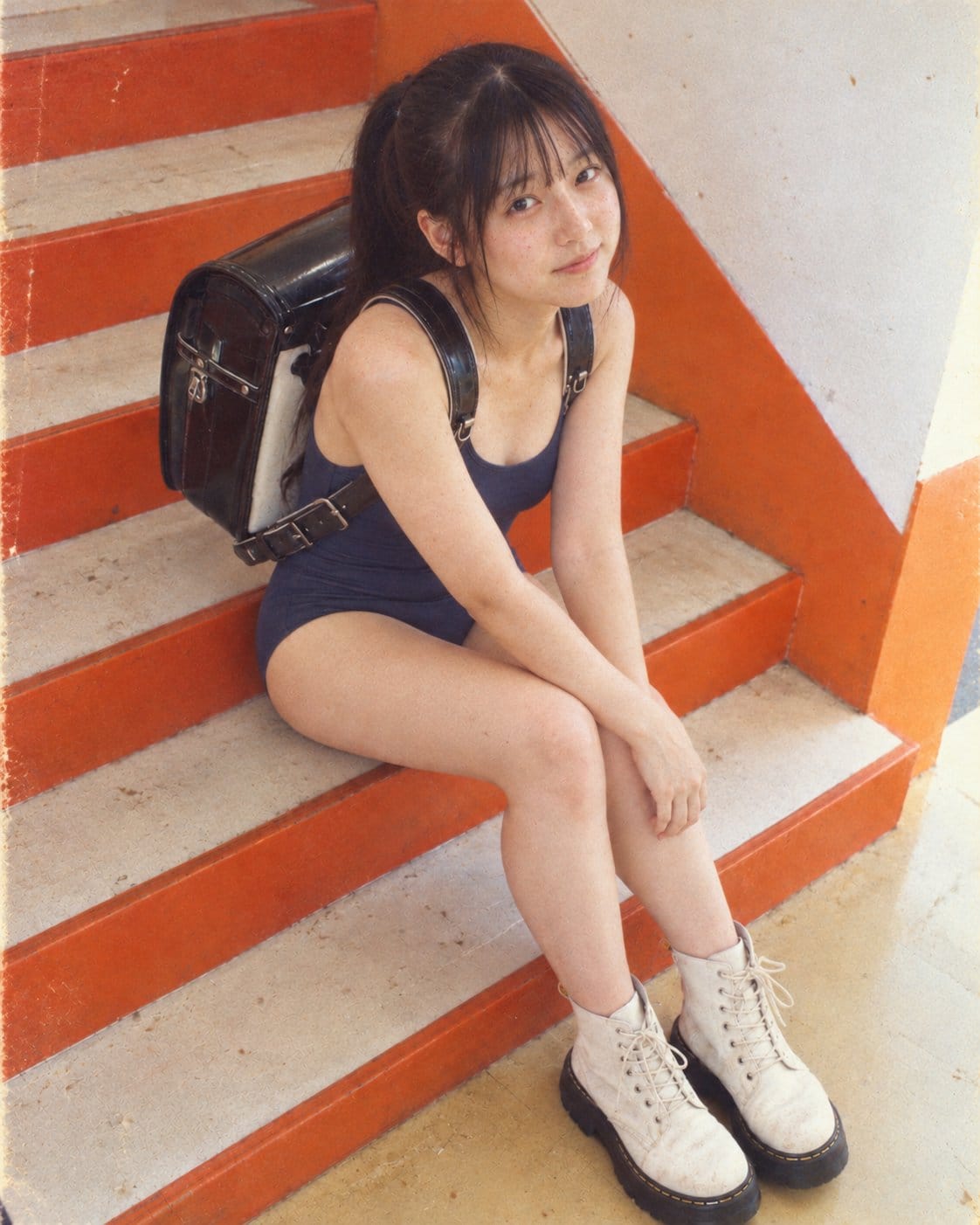 橙色楼梯上的泳装女孩