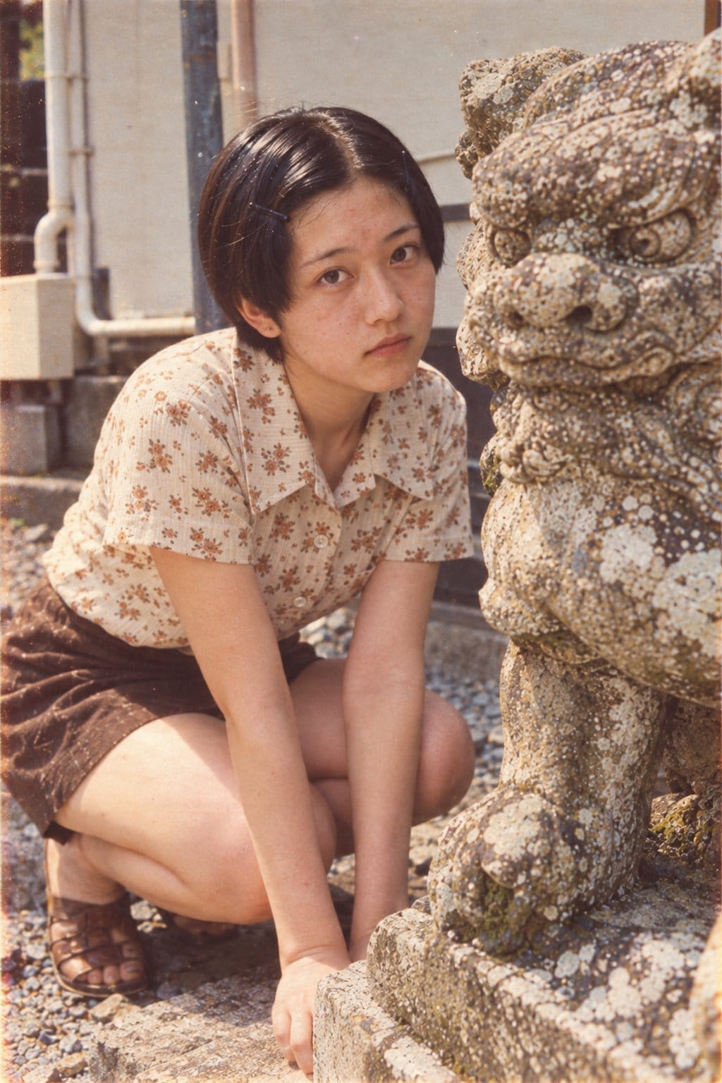 昭和复古人像：女子与石像