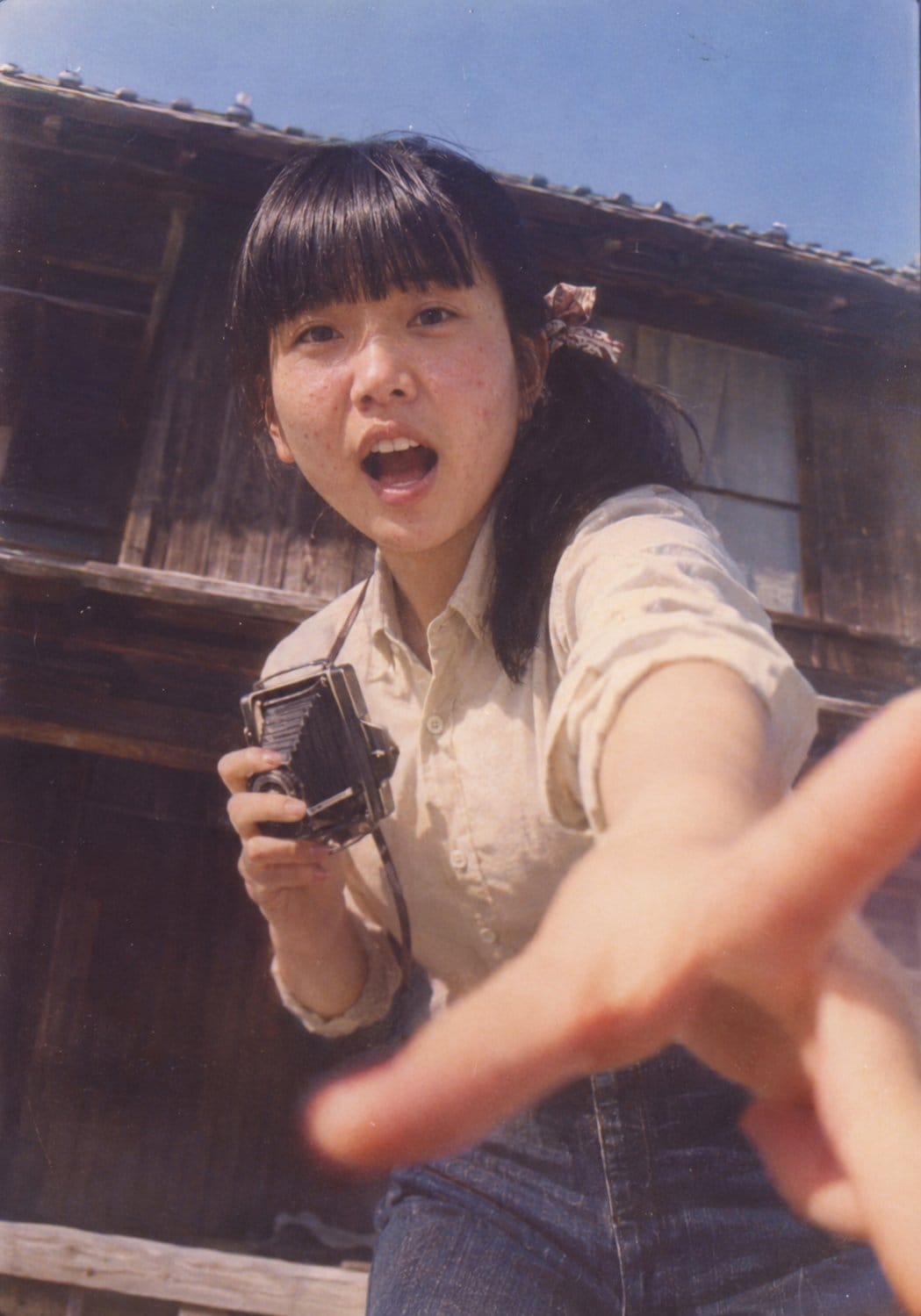 复古昭和少女手持老式相机