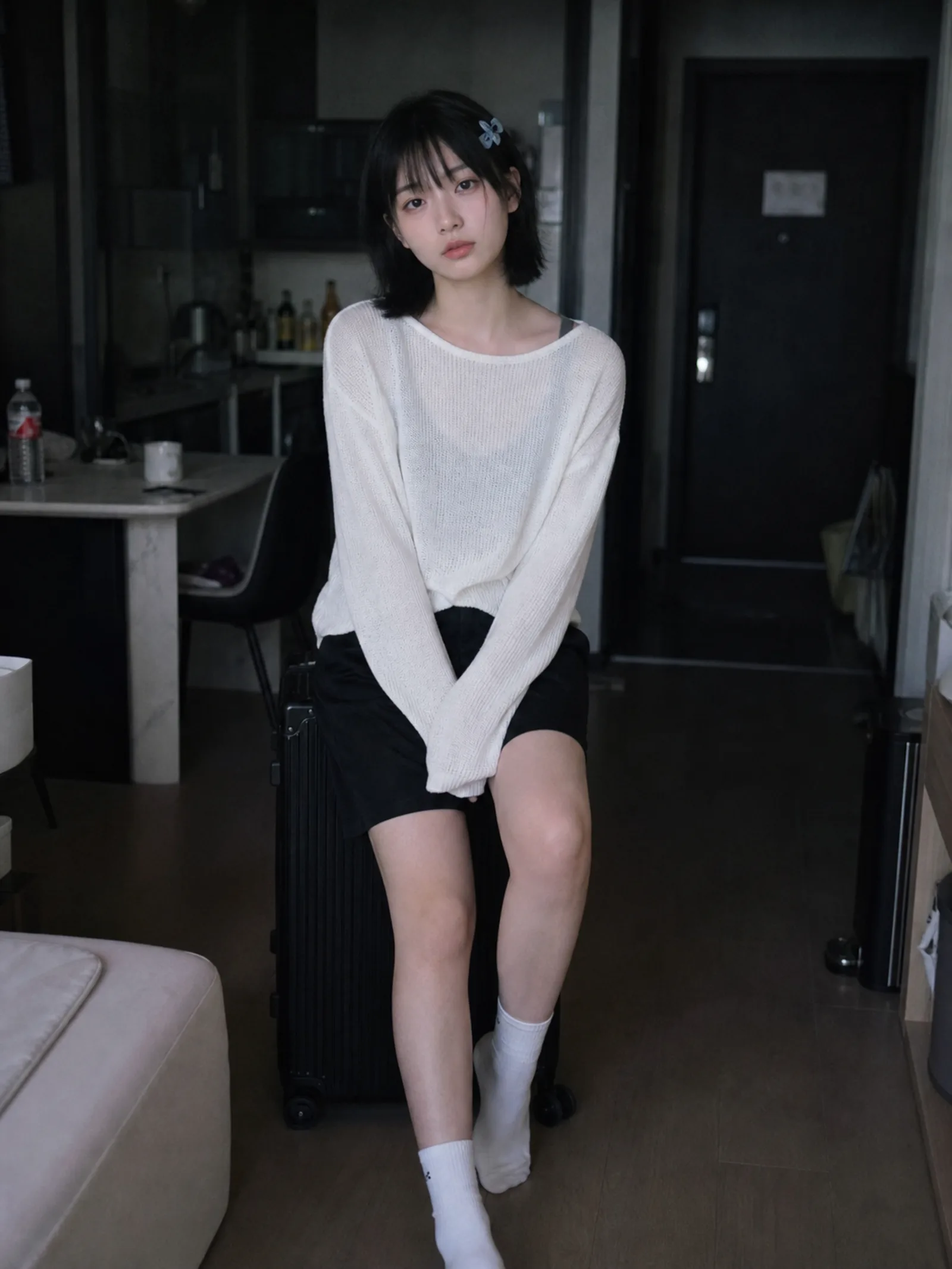 室内日常照，影视定格帧，真实摄影，成年东方女性，黑色短发微外翘，空气刘海，浅蓝色