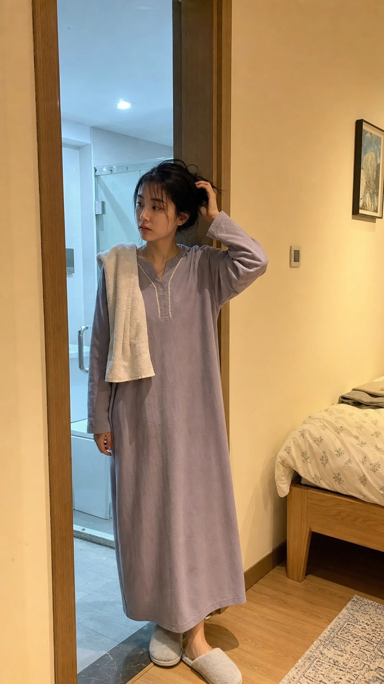 9:16 竖版，真实 iPhone 手机随手拍摄的生活感女性照片，一位视觉年龄约