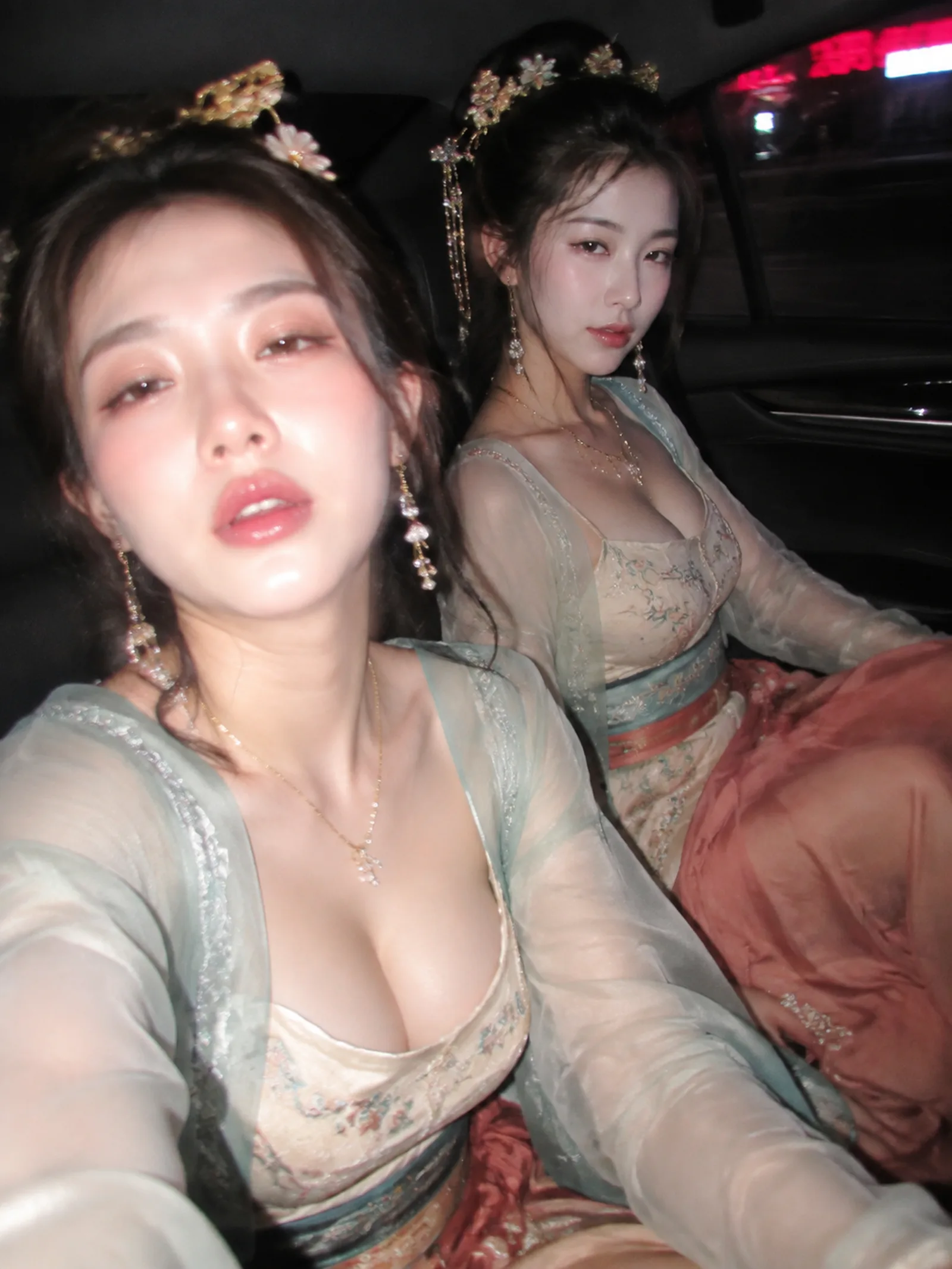 车内夜景闪光自拍、低清手机压缩、轻微运动模糊、柔焦泛光、霓虹红冷灰暗部，真人摄影