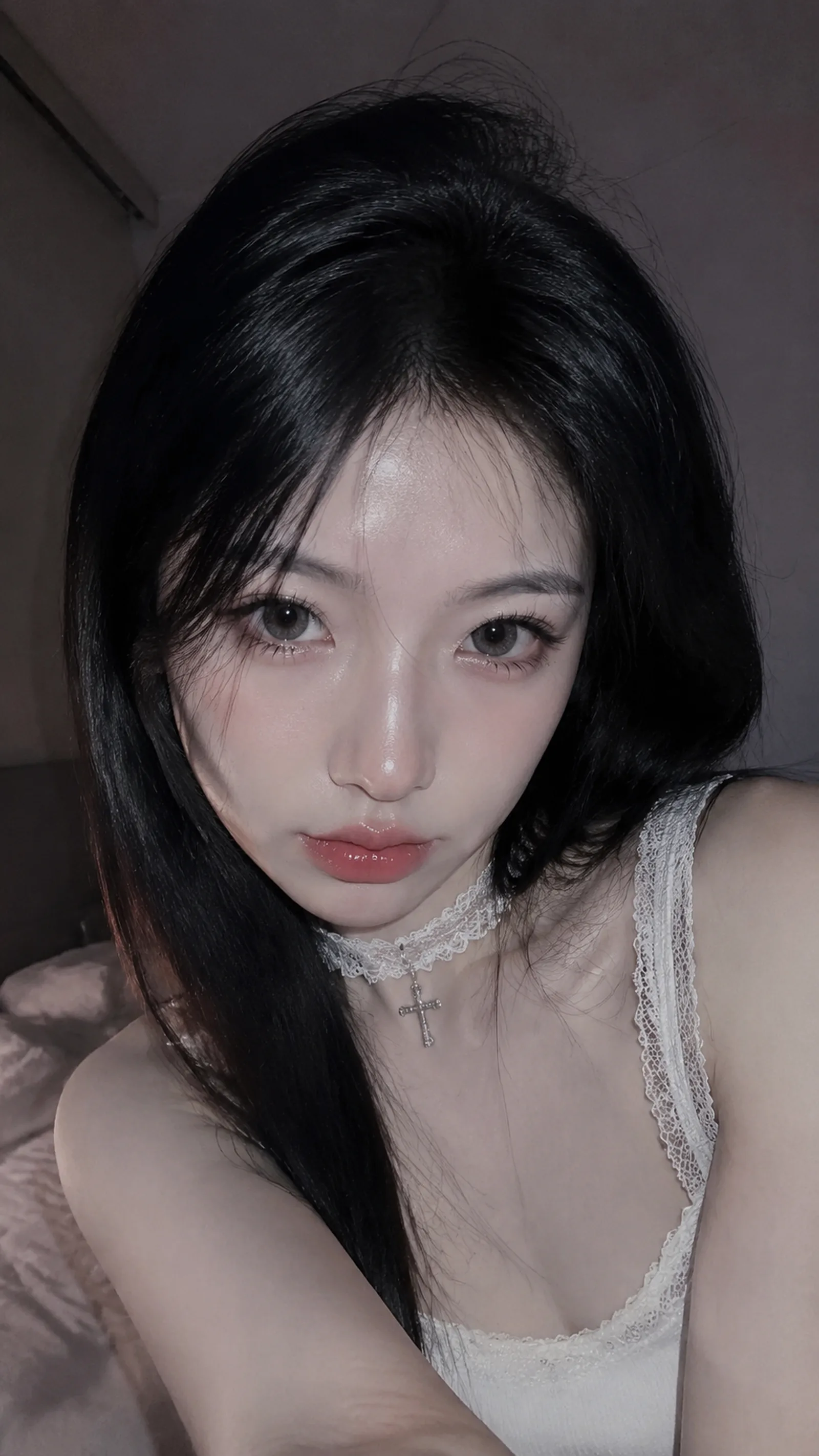 9:16，手机直闪自拍，东亚女生，纤细黑长发，白蕾丝choker十字架，卧室近距