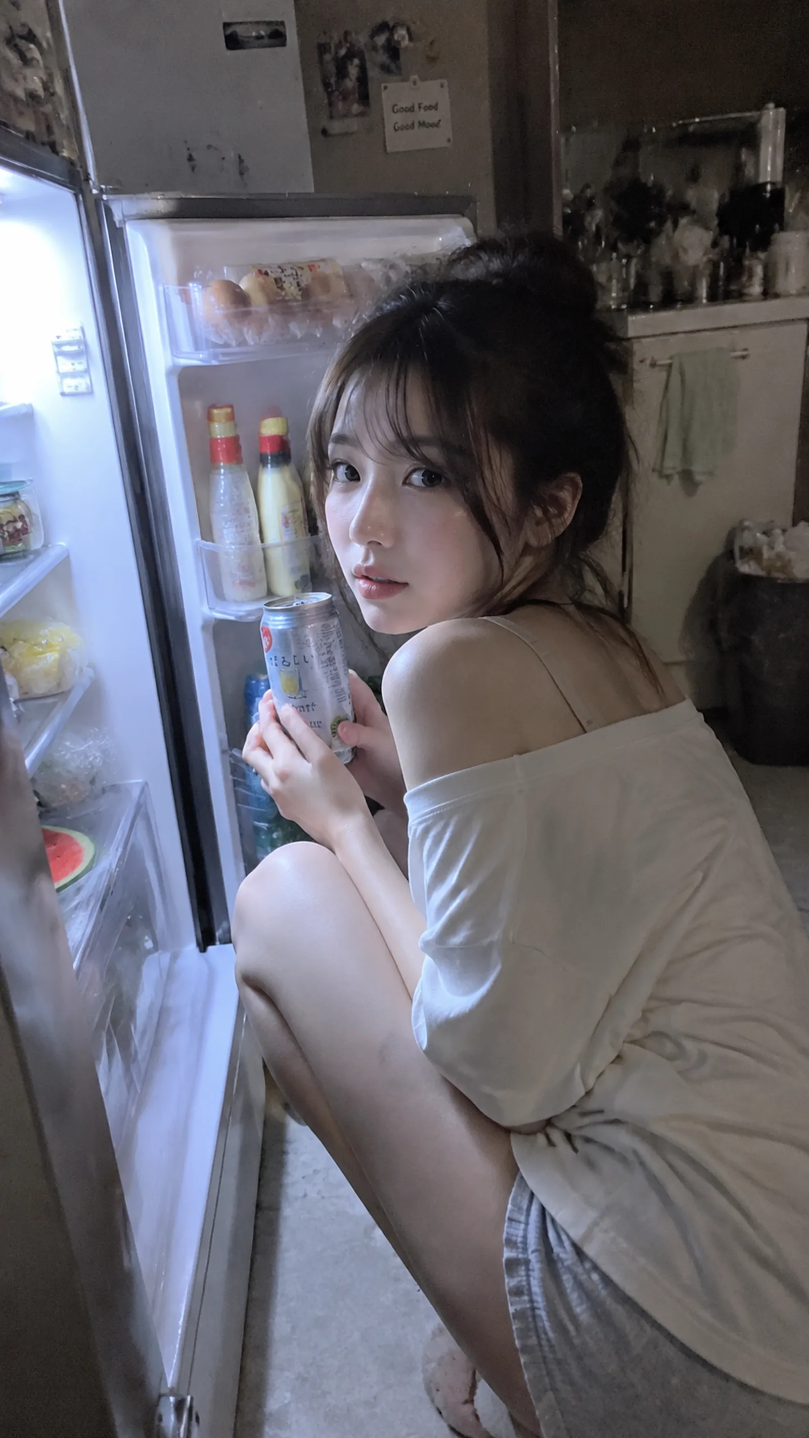竖幅写实手机抓拍，深夜住宅厨房，成年女性打开冰箱寻找食物；整体像室友站在旁边突然