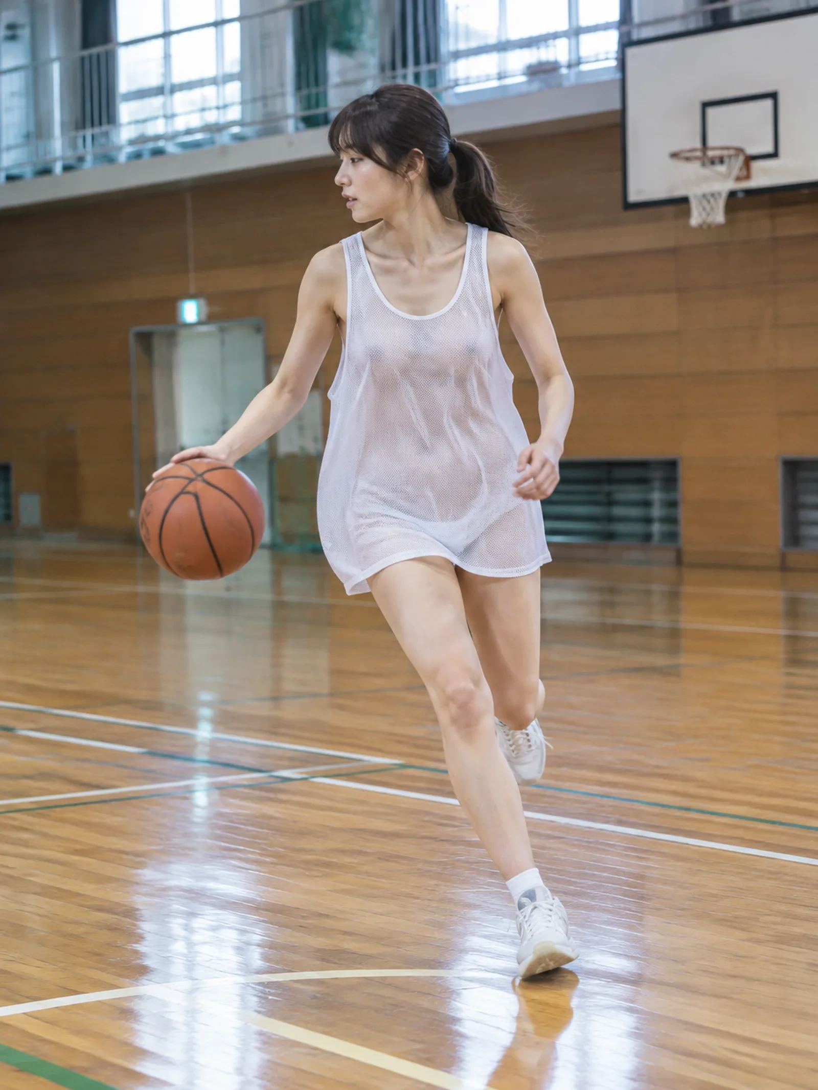 3:4縦長、腿、体育館の中、走りながらバスケのドリブルをしている、カメラ目線では