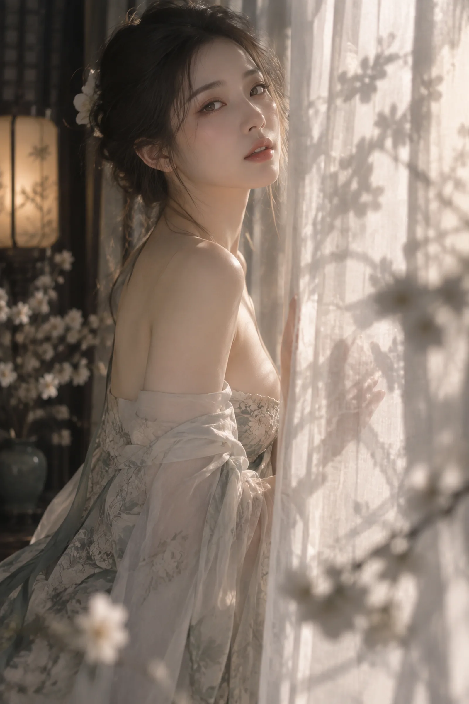 低领露肩；胸前肌肤大片显露；纱衣滑落；帘后半遮；侧身含情；花影朦胧；欲语还休；惊