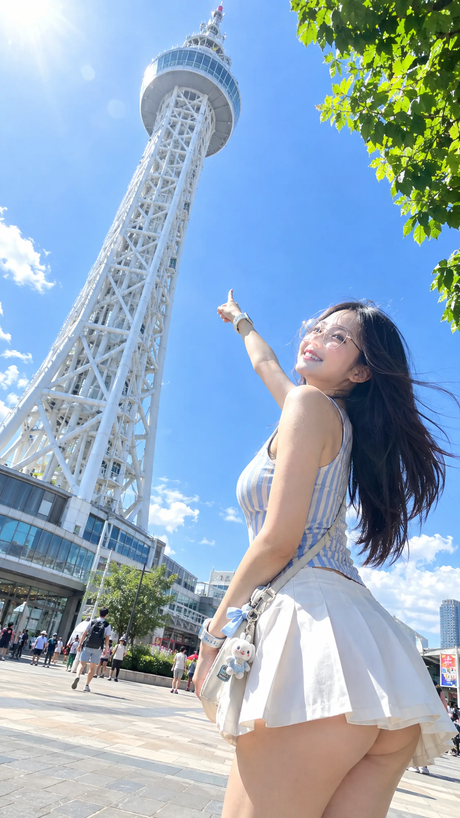9:16写实iPhone原相机旅行抓拍；晴朗夏日午后，高耸白色钢结构观光塔占据左
