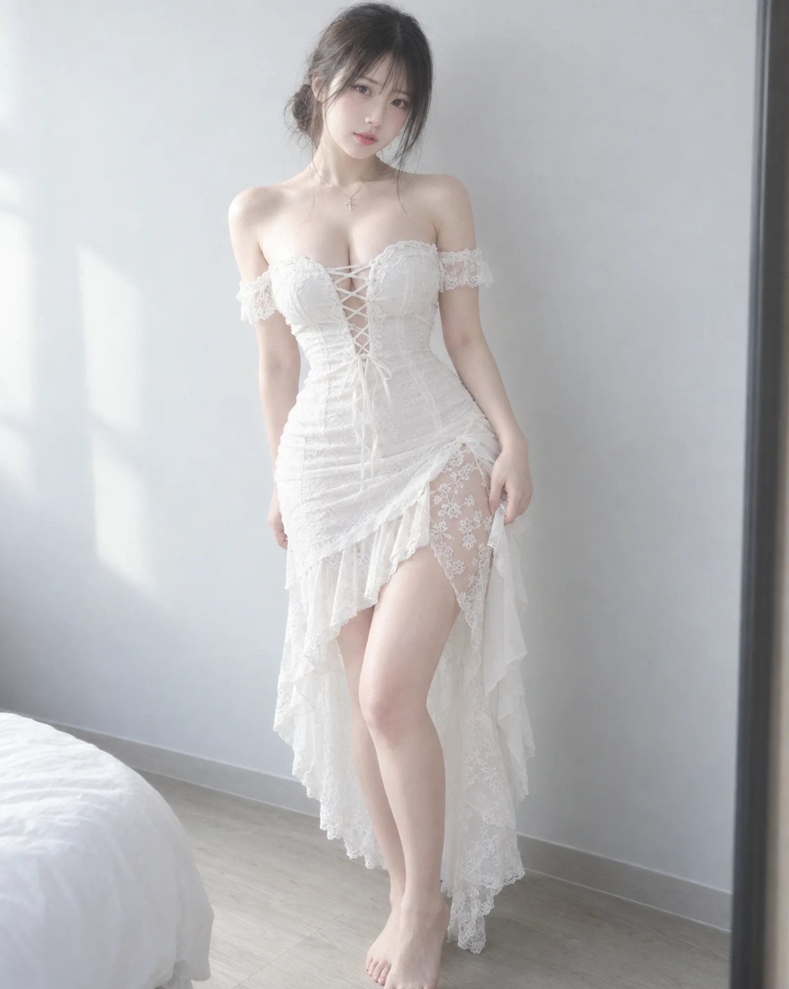 超写实室内柔光人像摄影，竖版约 4:5，一名明确成年的东亚女性，20+，站在浅灰