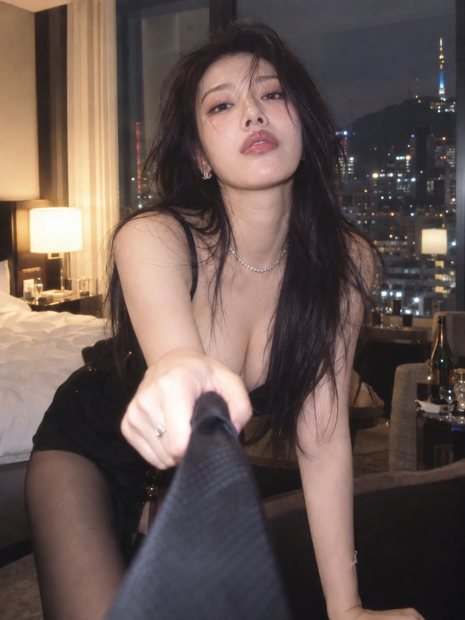 韩系不完美美女，ccd彩色柔焦，大小姐命令姿态，酒店落地窗前，单手勾住领带般看向