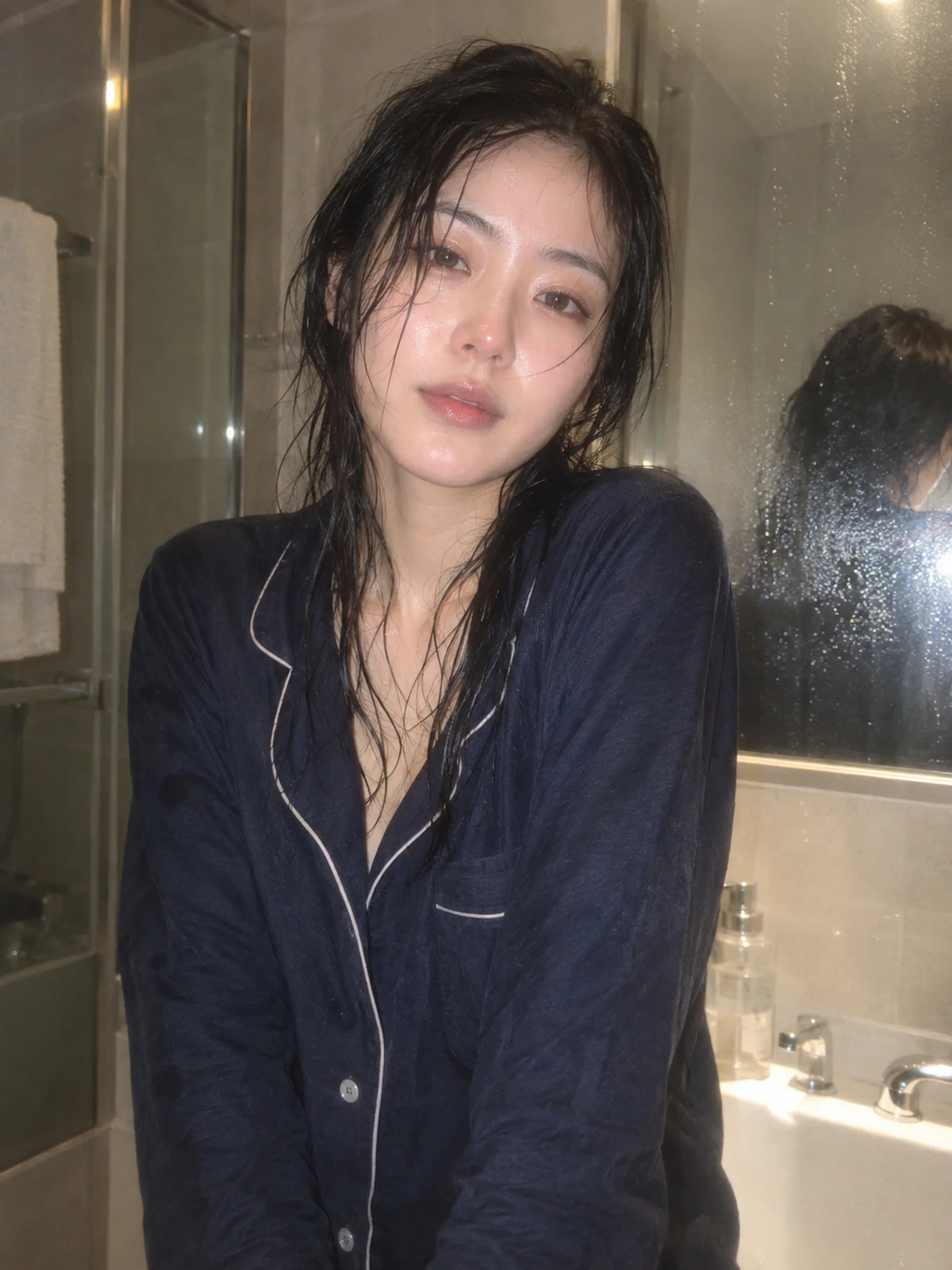 湿发氛围 × 浴室私写真 × CCD直闪 × 奶油柔焦 × 深蓝睡衣
