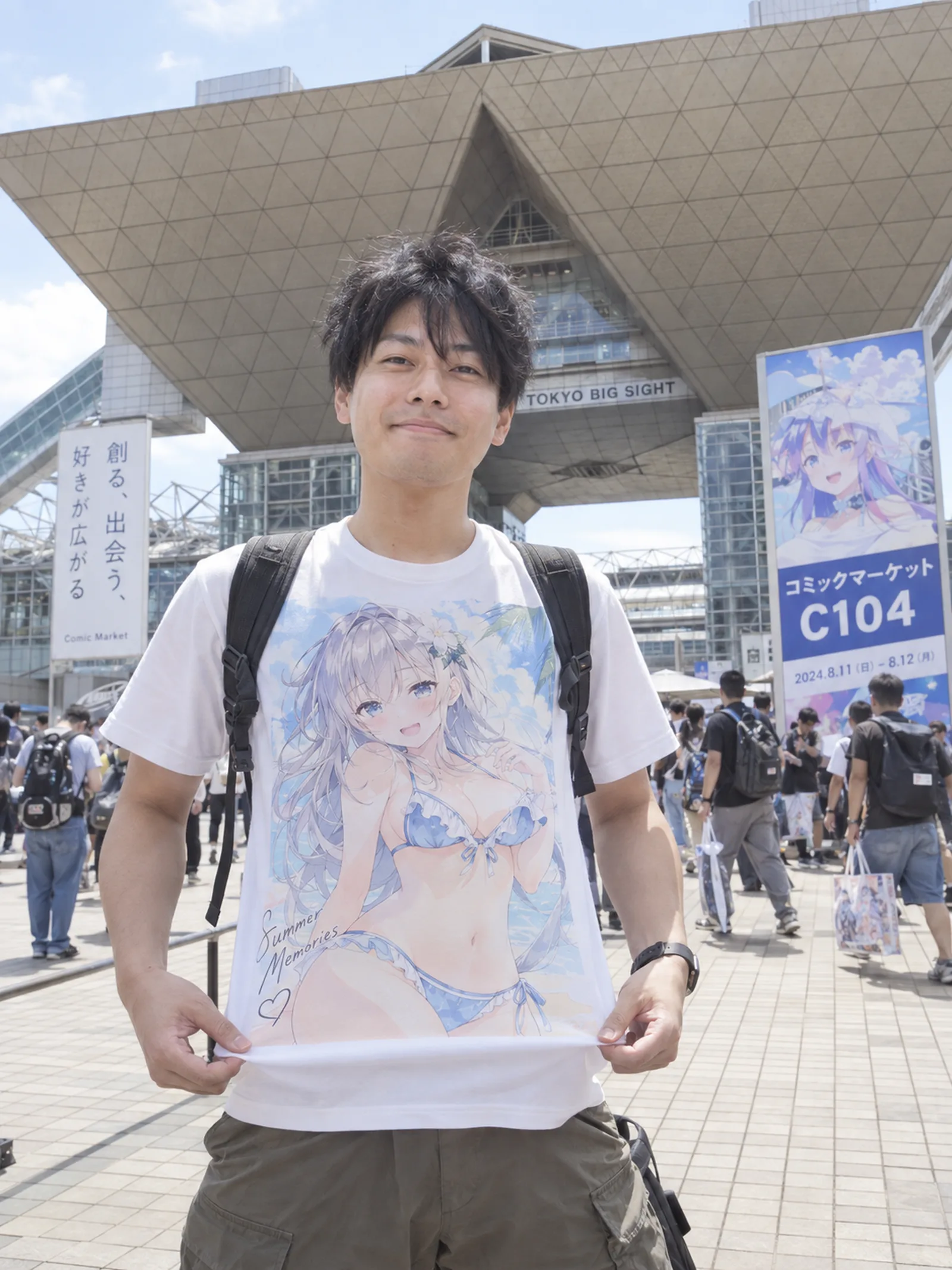 3:4縦長、ビッグサイトの前、記念撮影、着ているTシャツを自慢している、両手で下