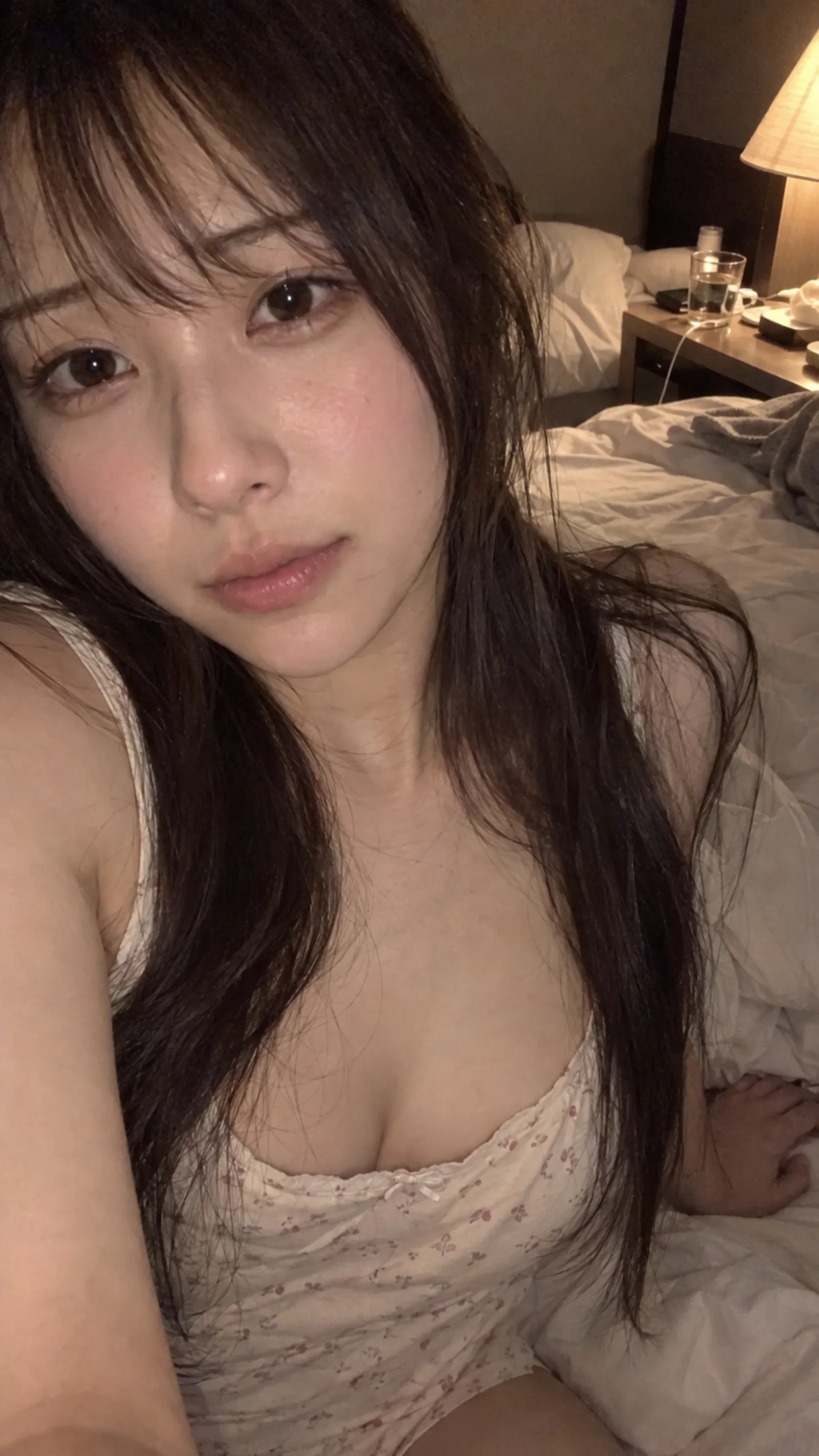 9:16。夜の寝室、ベッドへ腰を下ろしてくつろいでいる途中の20代前半の成人日本