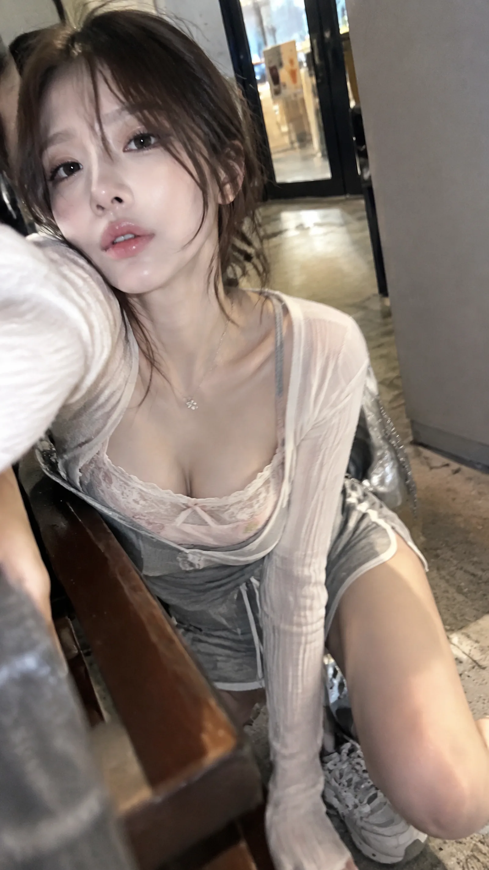 韩系轻熟辣妹 × 蕾丝叠穿 × 轻运动休闲 × iPhone 失败照片