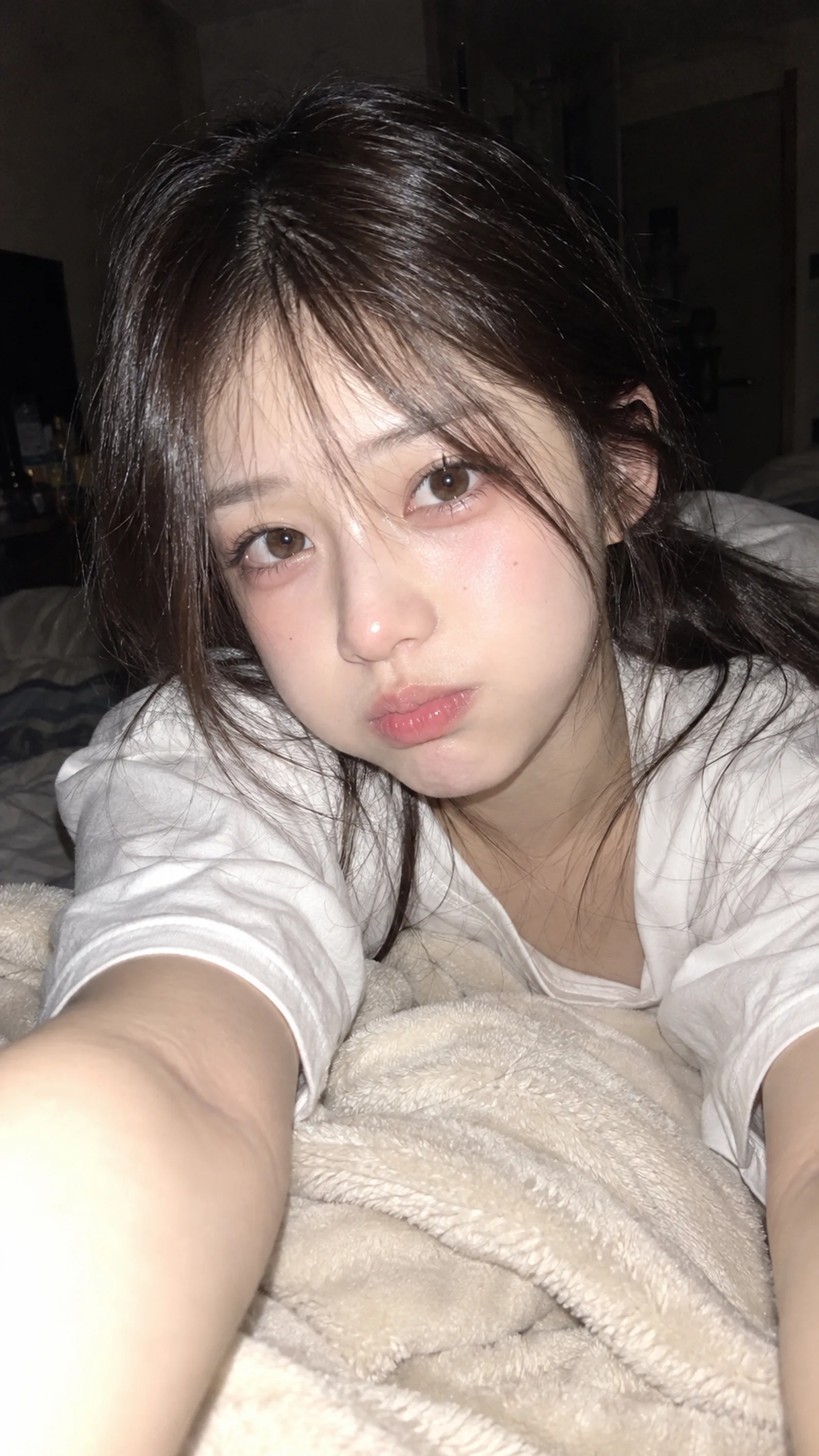 9:16，CCD direct flash，韩系日常女友视角写真，出租屋夜晚床上