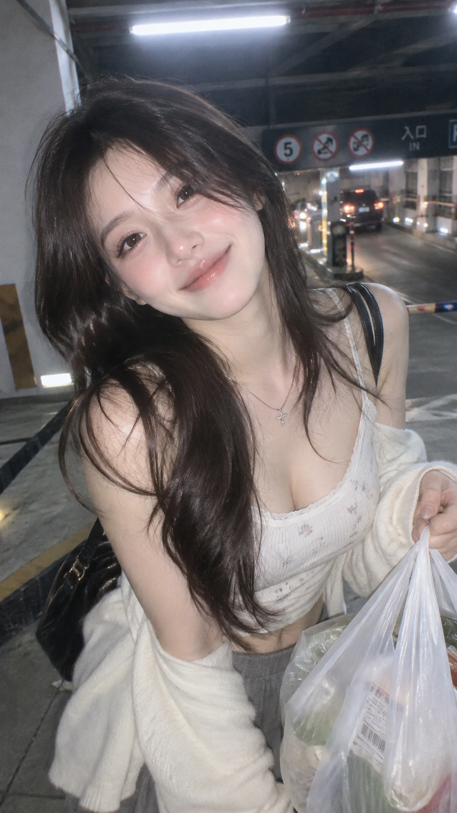 韩系长发女孩，热恋女友，CCD彩色柔焦，半身特写，她像杂志女主角却帮你提着超市塑