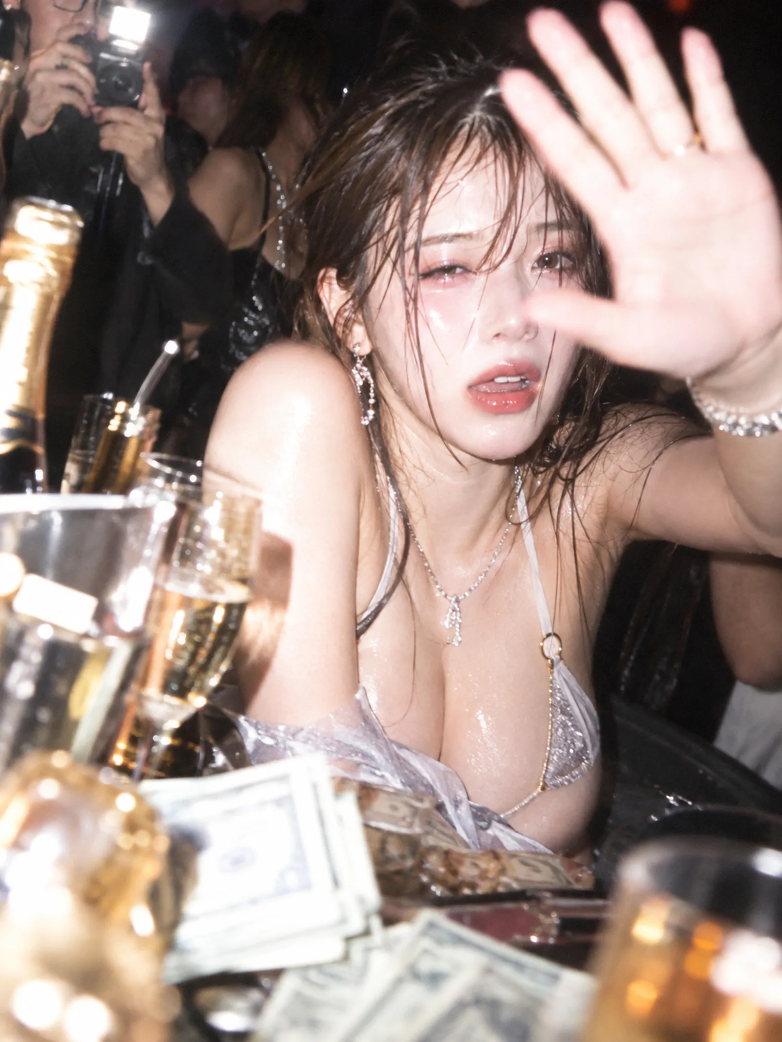 韩系瑕疵美女，名流派对被狗仔突然拍到，强烈ccd闪光，人物下意识抬手挡镜头，凌乱