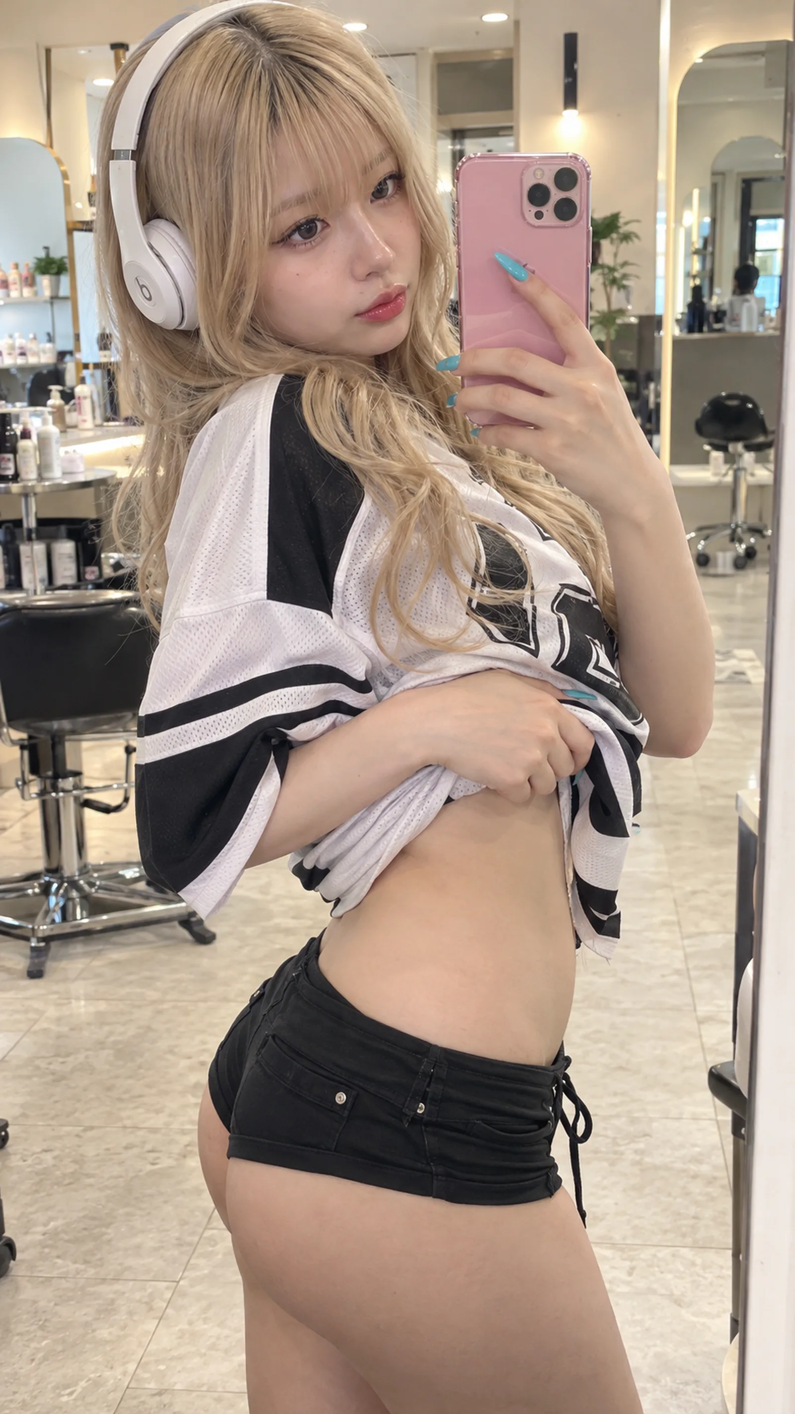 完全に架空の23歳の超可愛い日本人成人女性。ハニーブロンドのロングウェーブ、ぱっ
