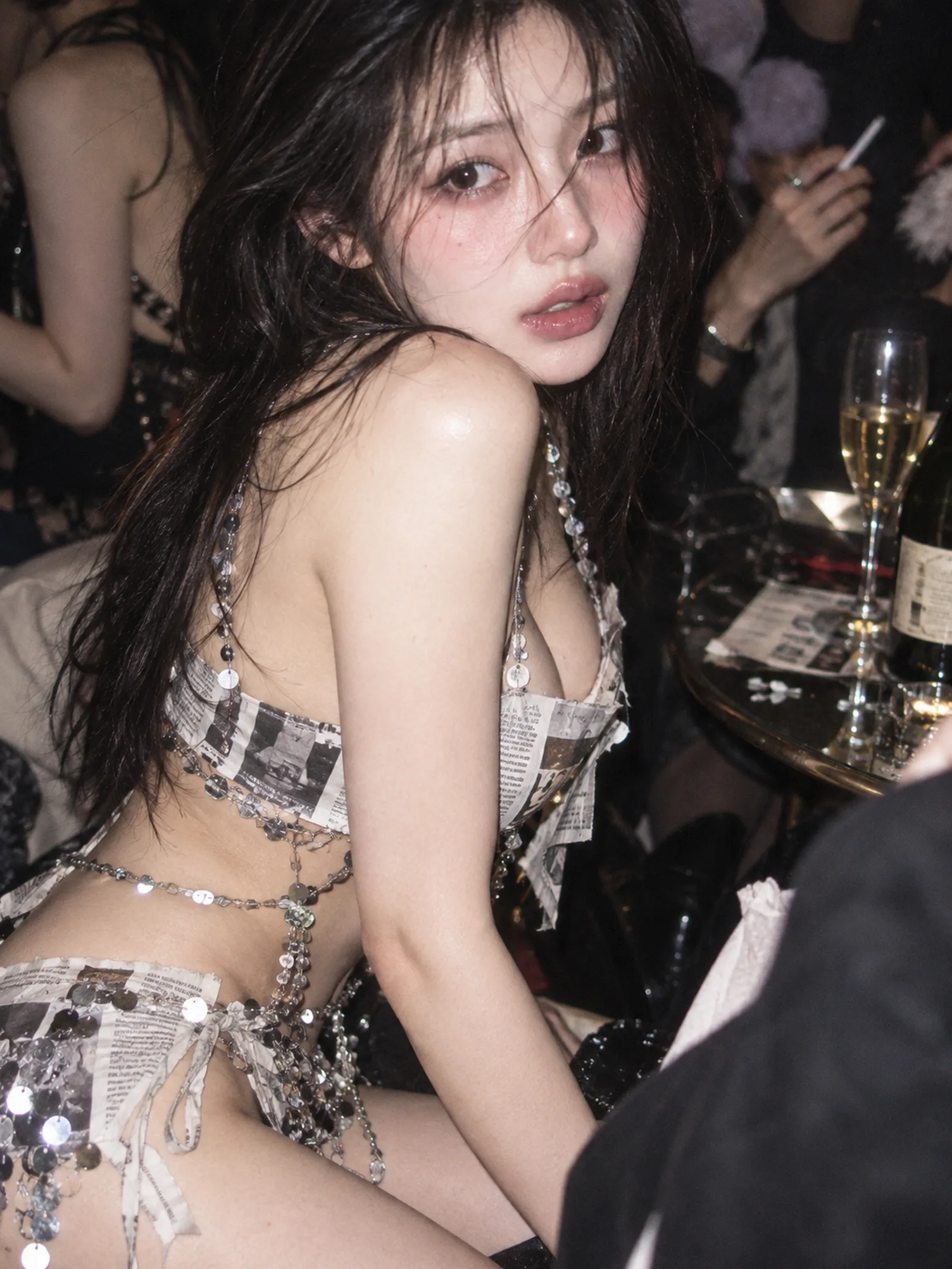 成年韩系瑕疵感美女，报纸裁片与亮片拼接成的时装泳装，深夜派对角落的真实抓拍，CC